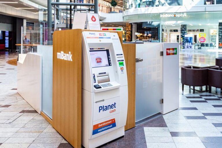 Czy wpłatomat mBank przyjmuje euro? Oto, co warto wiedzieć przed wpłatą