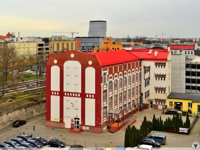 Odkryj tajniki IV Wydziału Ksiąg Wieczystych na Komandorskiej we Wrocławiu