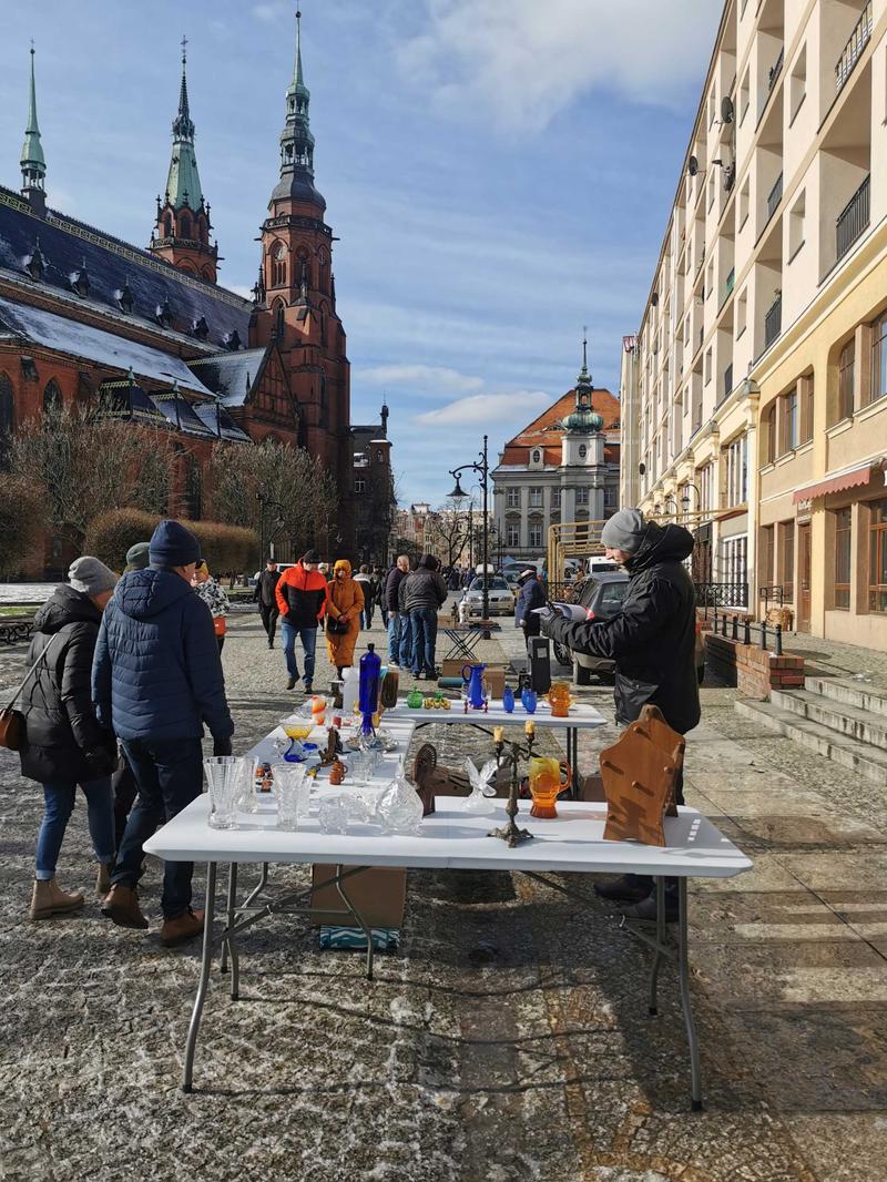 Historia i tradycja giełdy staroci w Legnicy