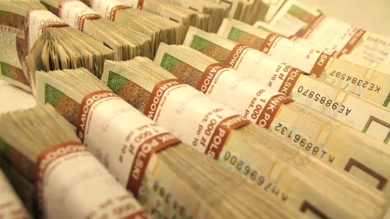 Który bank wprowadza ujemne oprocentowanie? Sprawdź, co to oznacza dla Twoich oszczędności