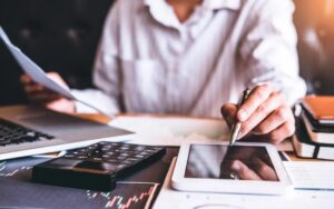 Odkrywamy tajemnice wynagrodzeń: Ile zarabia specjalista ds. windykacji?