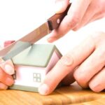 Podział mieszkania z kredytem po rozwodzie – kto spłaca raty i jak rozliczyć własność?