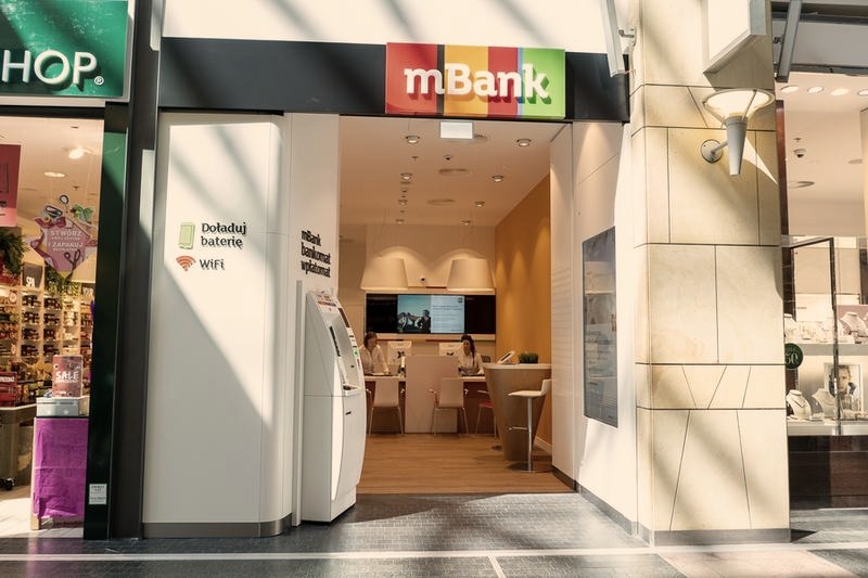 Wpłata gotówki na konto mBank bez opłat – gdzie i jak?
